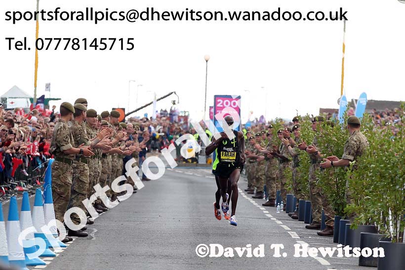 Mo Farah wins the mens 2014 BUPA Great North Run. Photo: David T. Hewitson/Sports for All Pics